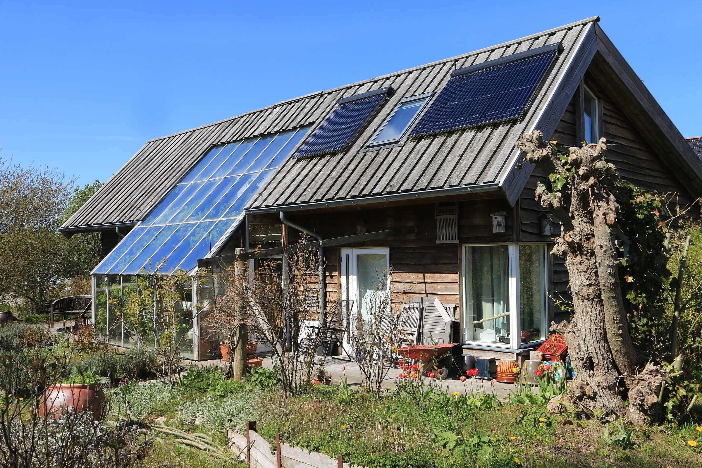 Hus med solceller i Dyssekilde økolandsby